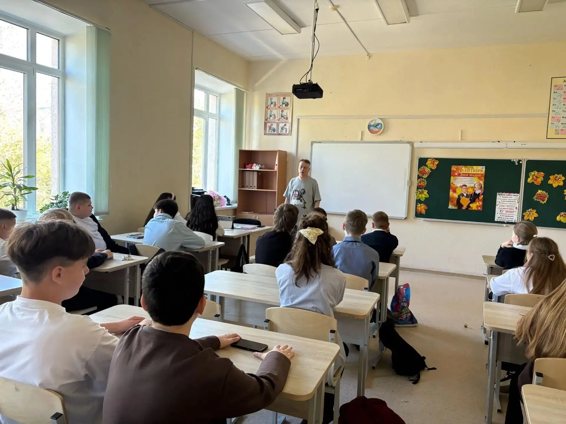 🍁1 сентября в рамках городской акции «Лицом к лицу», в школе состоялись тематические к...