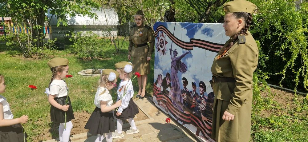 Маленькие ладошки, которые обычно так крепко сжимают мягкие игрушки, сегодня бережно не...