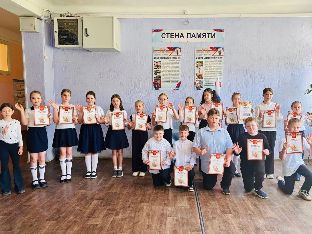 Ура!🎉 Сегодня были последние «Разговоры о важном» и последняя линейка! 🇷🇺