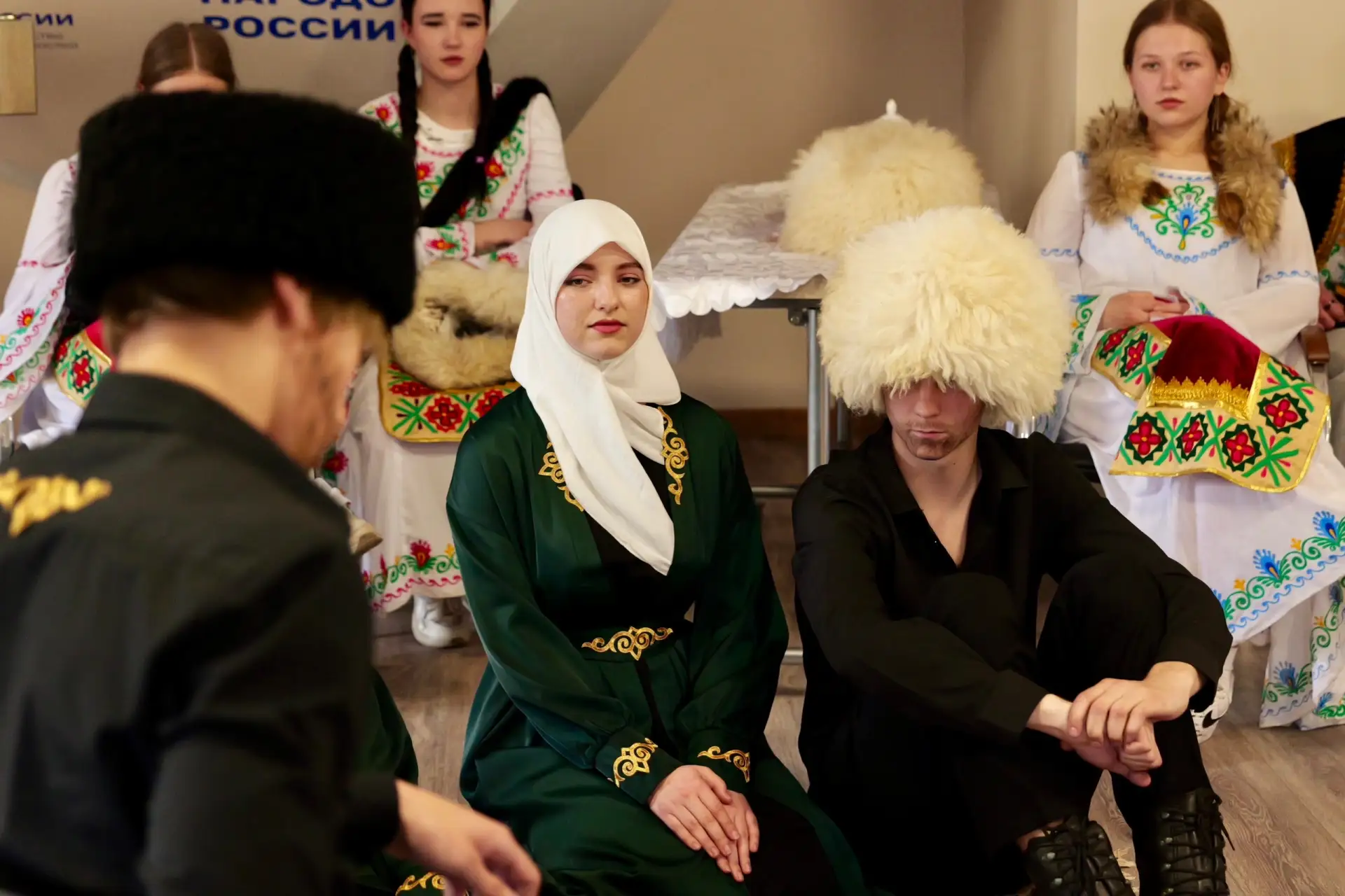 Студенты ДонГУ провели фестиваль «В большой семье народов России»  🌇 29 апреля в донецком филиале До