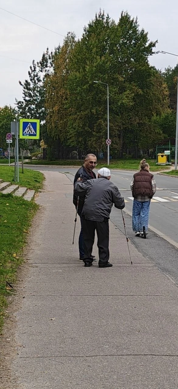 Внимание! Приезжий мужчина, проезжая мимо пожилого человека навязчиво предлагает купить...