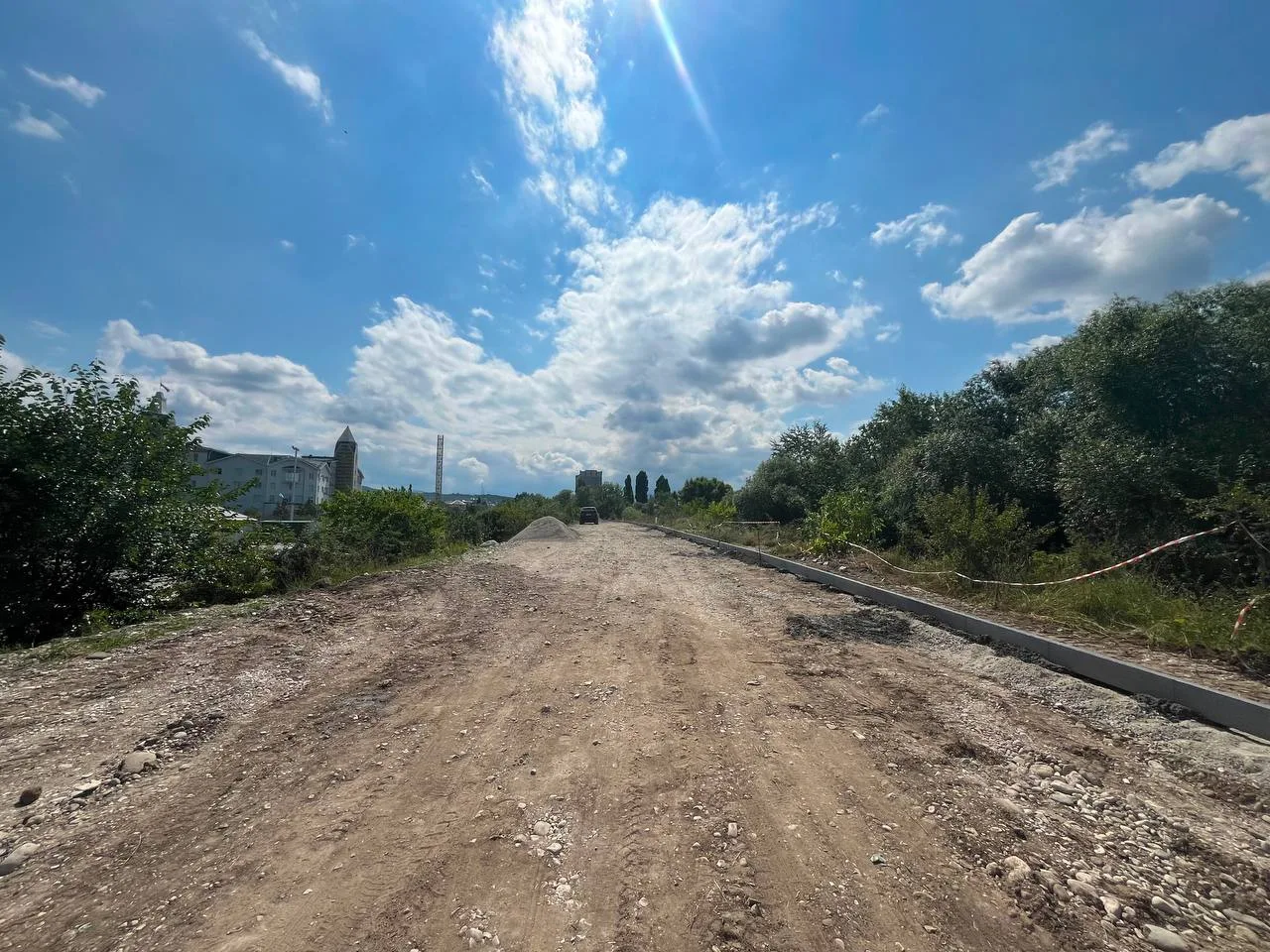 В Нальчике продолжается ремонт набережной вдоль реки Нальчик.