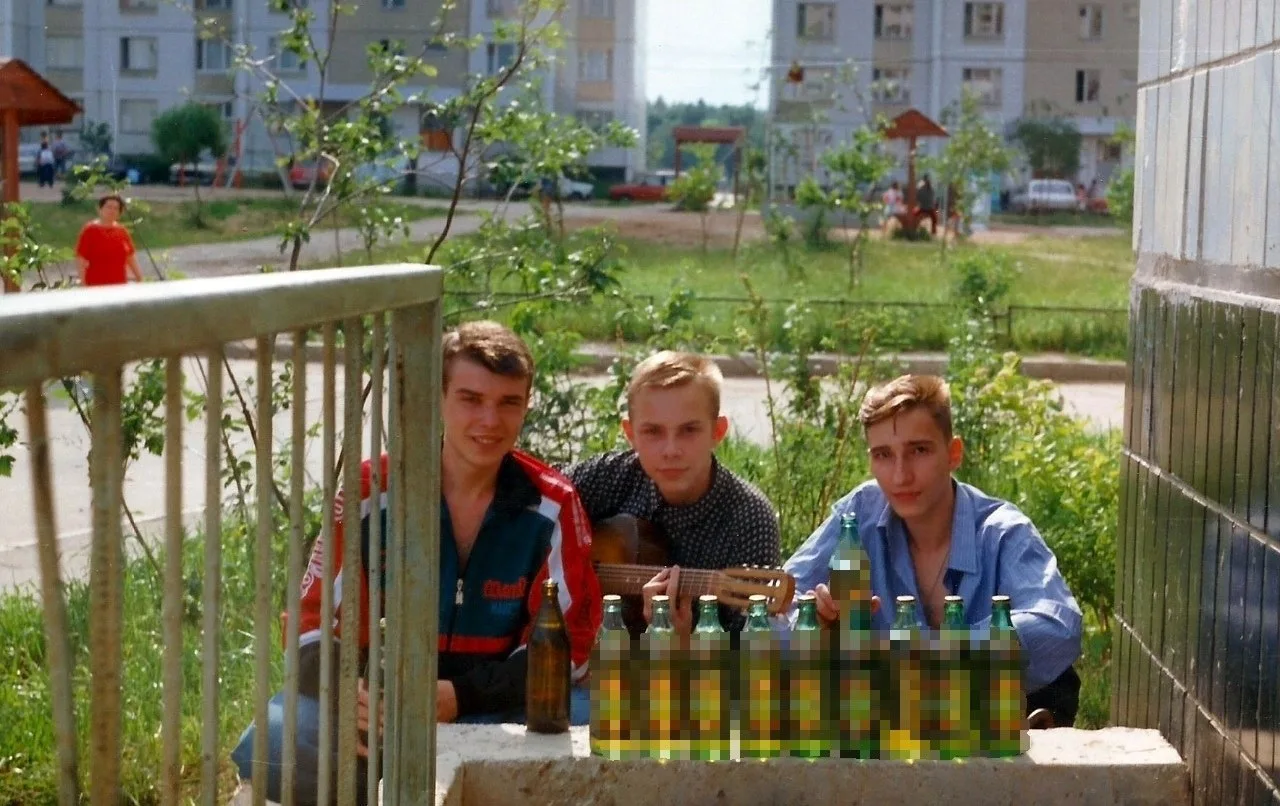 Молодежь отдыхает во дворе в 16-м районе, 99-00-е. А как вы отдыхали в юности?)