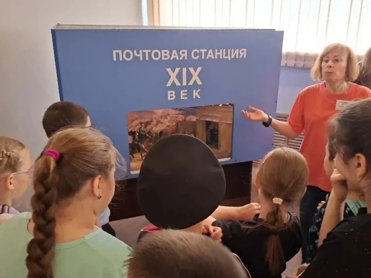 Новости школьного лагеря🌞

Наши отряды посетили музей почтовой связи, где написали письма себе в бу