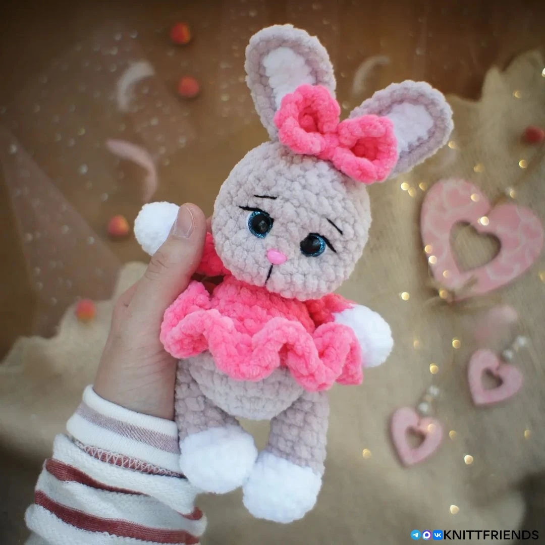 Плюшевые зайка и котик