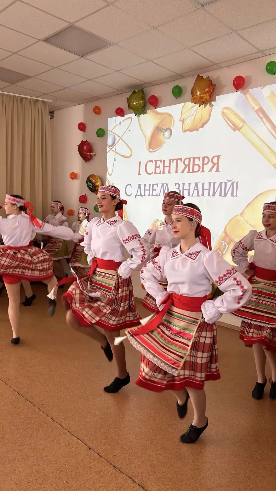 Участники хореографического ансамбля "Крылья", руководитель Антонова А.В., концертмейст...