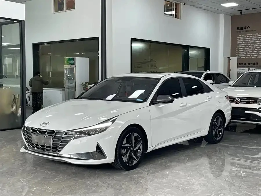 Hyundai Elantra LUX Prestige
1,5 л 115 л.с., CVT, 2WD
Год выпуска: 2023
Пробег: 48 т.км.
Хорошее сос