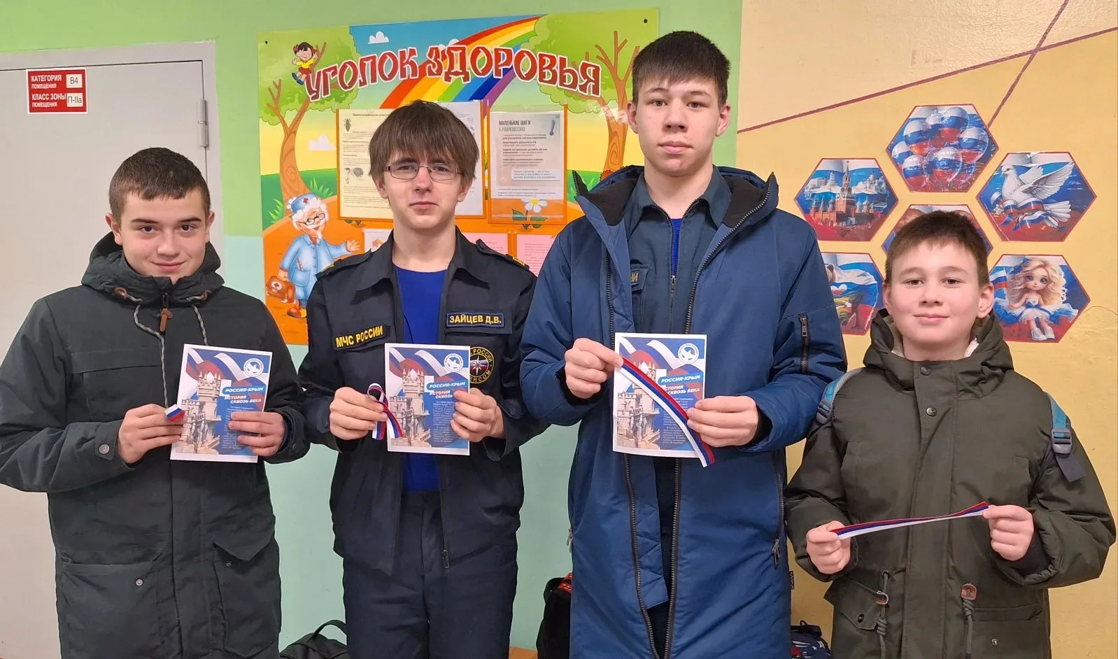 🇷🇺 Наши кадеты - активисты школьного отряда "Волонтёры Победы" провели акцию по раздаче лент триколо