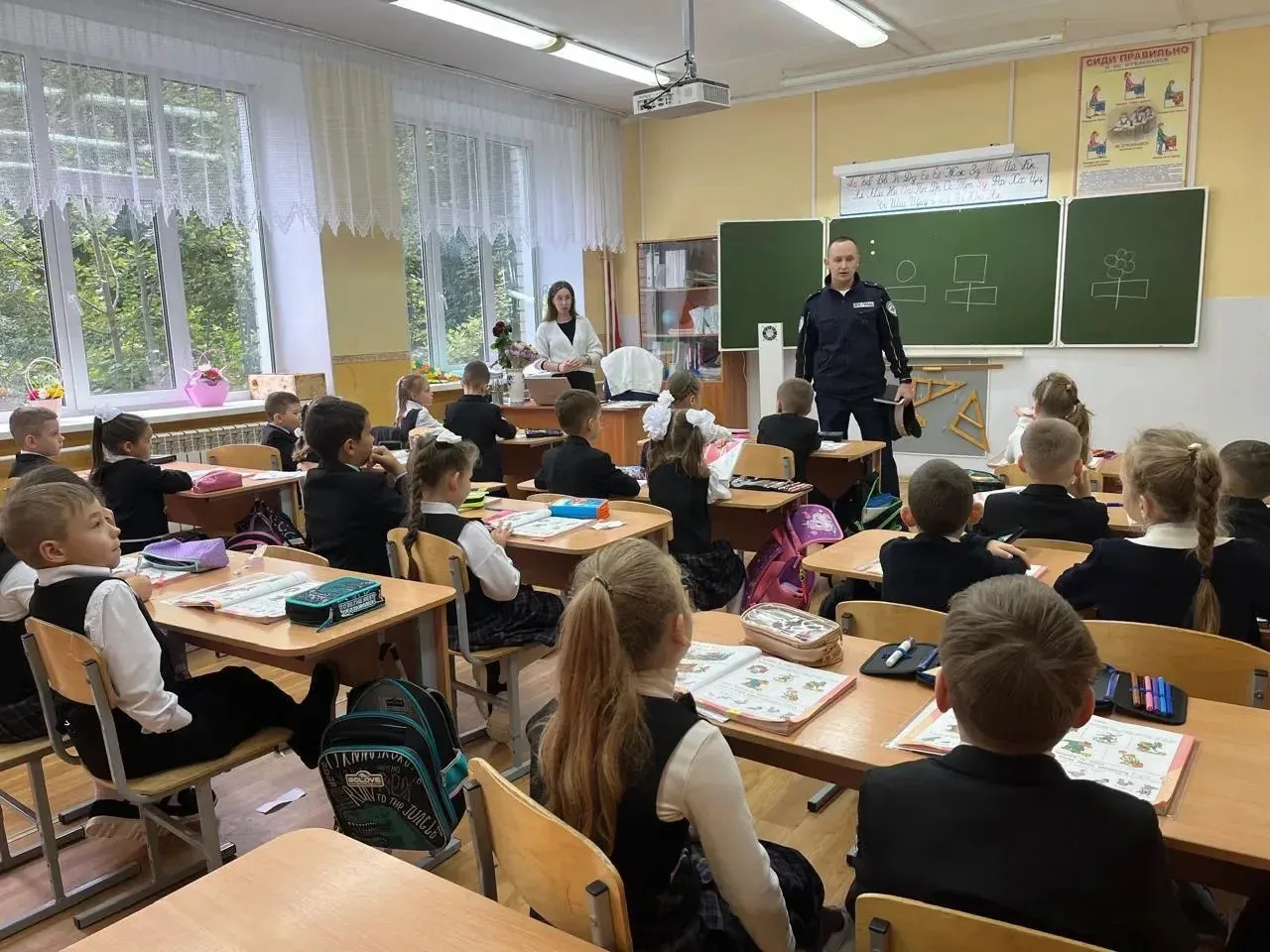 Профилактические беседы инспектора ГАИ  в 1 классах по правилам дорожного движения.