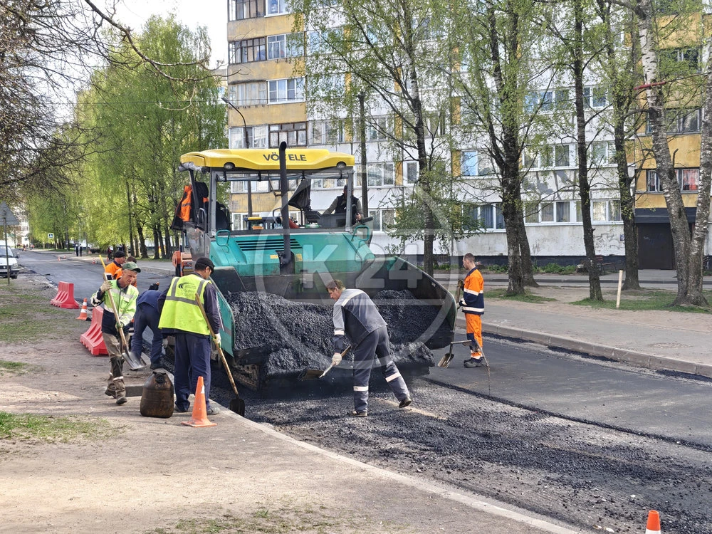 🚧 На улице Химиков уже появился первый слой асфальта 🙌  И ещё одна хорошая новость — подходят к заве