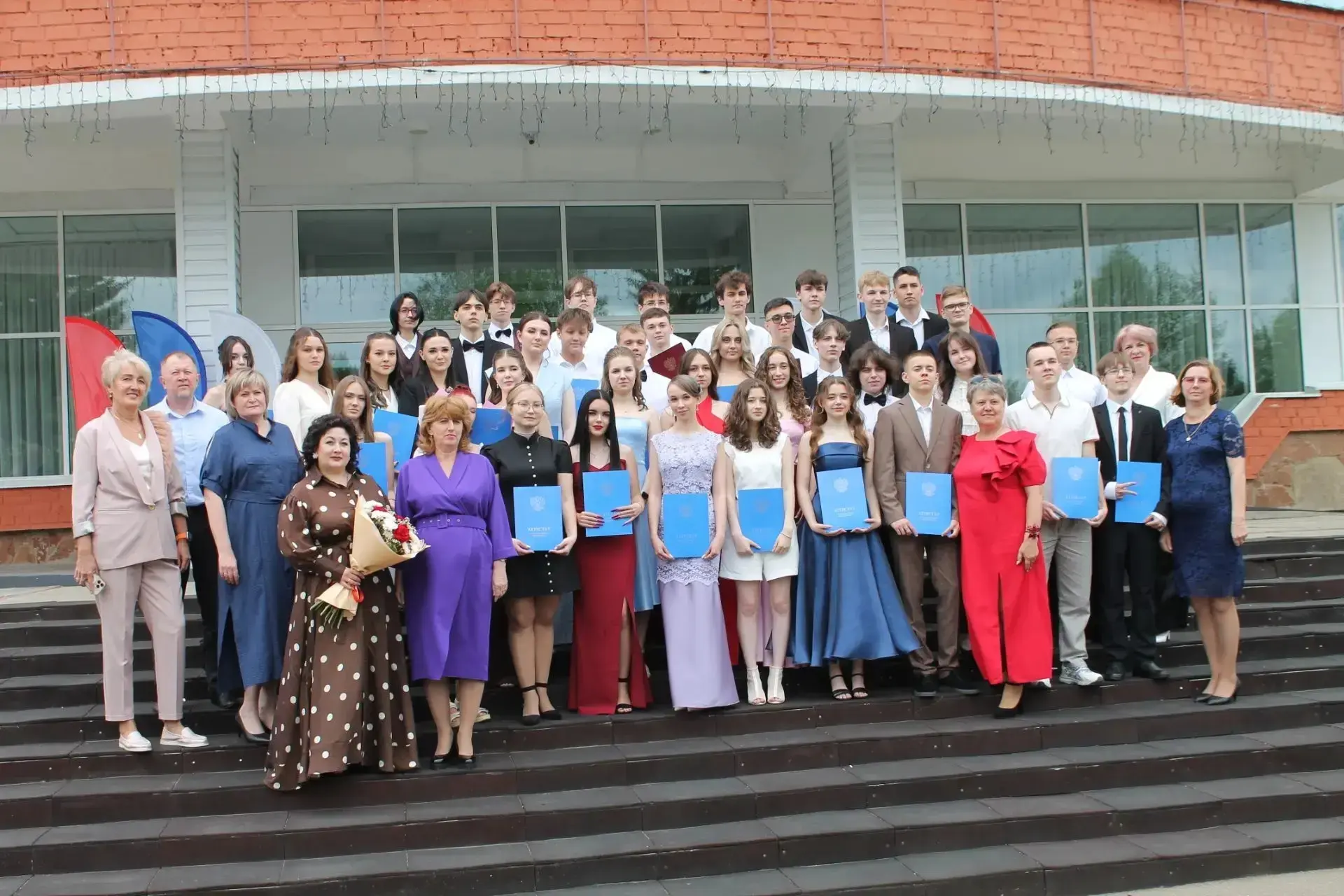Выпускной 11-х классов: в добрый путь, наши медалисты и все выпускники! 🎓✨

Сегодня в нашей школе с