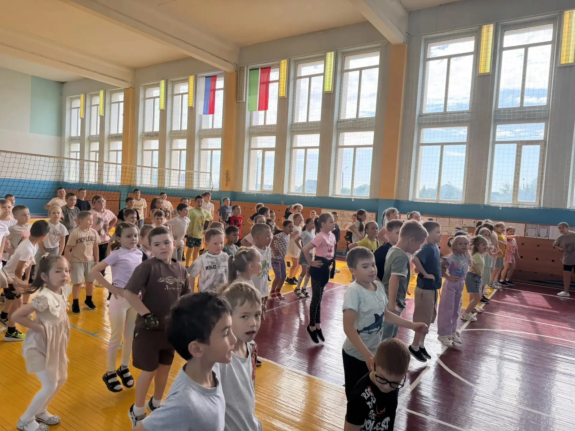Как проходит утро в пришкольном лагере?
Ежедневно в пришкольном лагере «Маленькая страна» есть добра