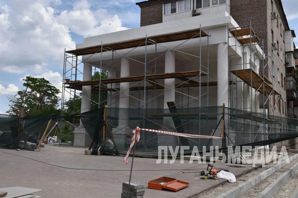 🌿 В Алчевске продолжается благоустройство Сквера Доблести и Славы

В рамках народной программы парт