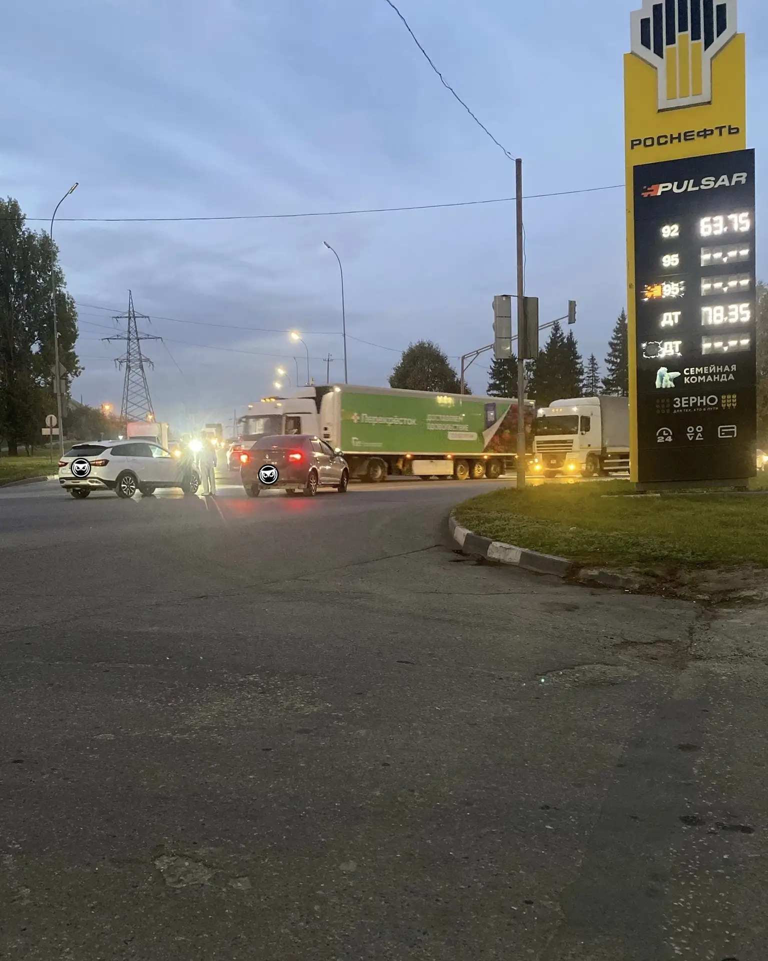 Кривозерье, «Роснефть»: ДТП прямо на перекрёстке. Будьте осторожны! Время 18:09