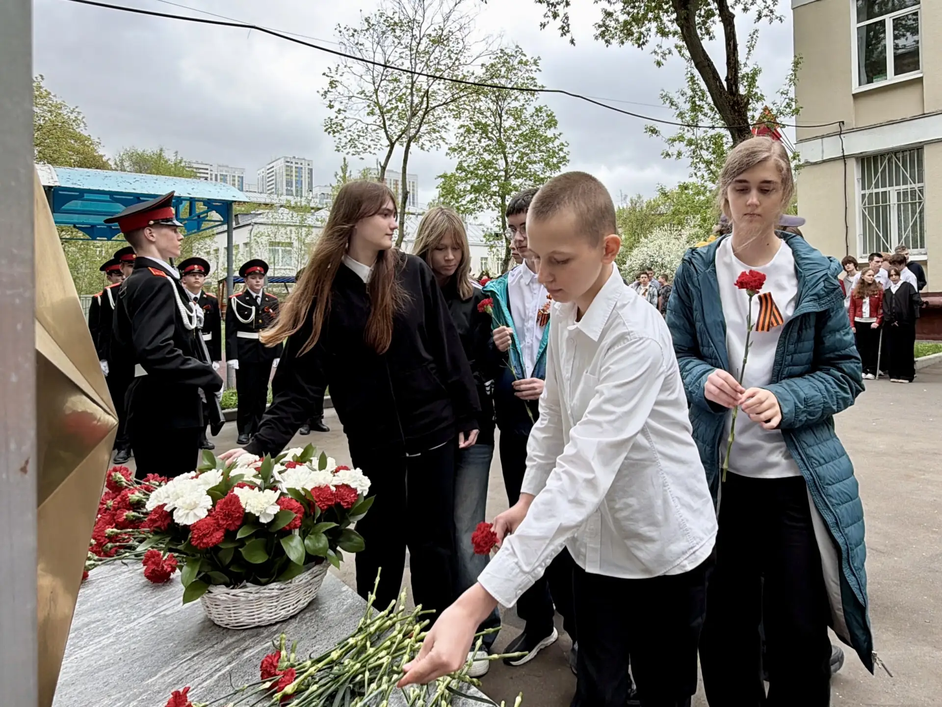 КРАСНЫЕ ГВОЗДИКИ  🎖️ На школьной площадке Бойцовая, 20 нашего Образовательного квартала, у памятного