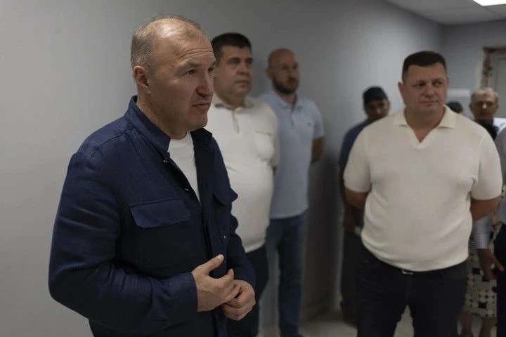 Глава Адыгеи Мурат Кумпилов перед началом учебного года побывал в двух школах в Тахтаму...