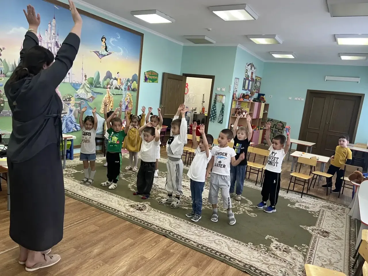 Утреняяя гимнастика в первой средней группе «Улыбка».