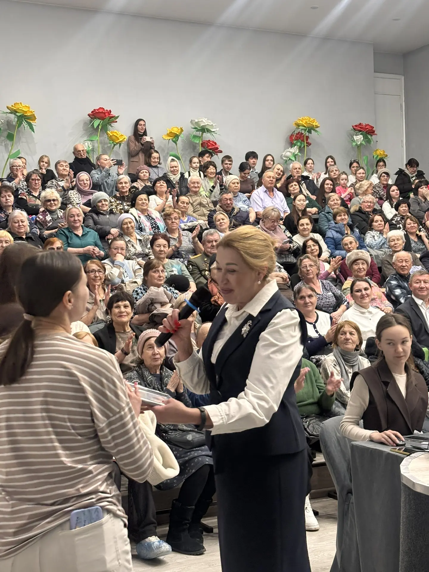 🎉 Сегодня в нашем микрорайоне прошёл яркий и душевный концерт в честь праздников-23 февраля и 8 март