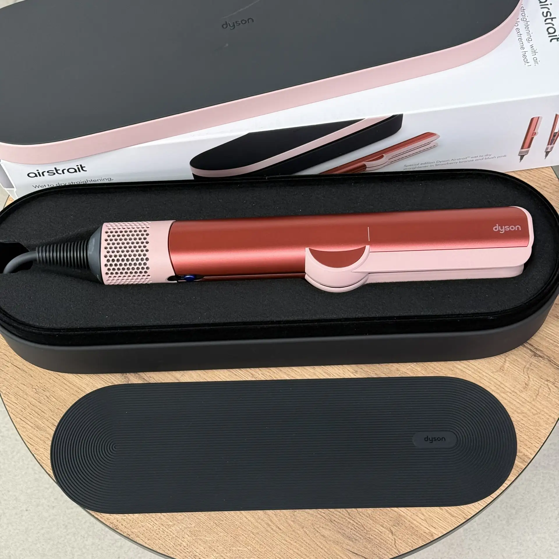 Dyson HT01 Strawberry Bronze/ Blush Pink
Стоял на витрине, практически не использовался
🔸Полный ком