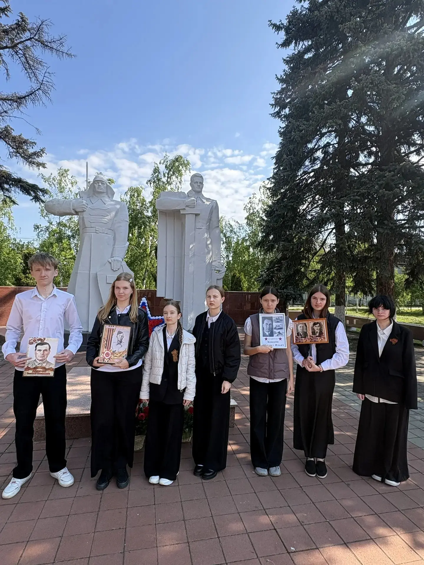 ✏️В День Победы учащиеся школы возложили цветы к памятнику героям войны, отдав дань памяти тем, кто 
