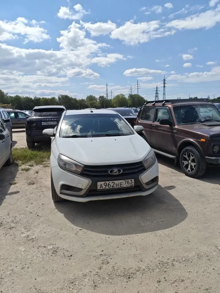 На парковке за МСЧ-4 автомобиль с открытым окном со стороны водителя.

🚗 Если вы знакомы с хозяином