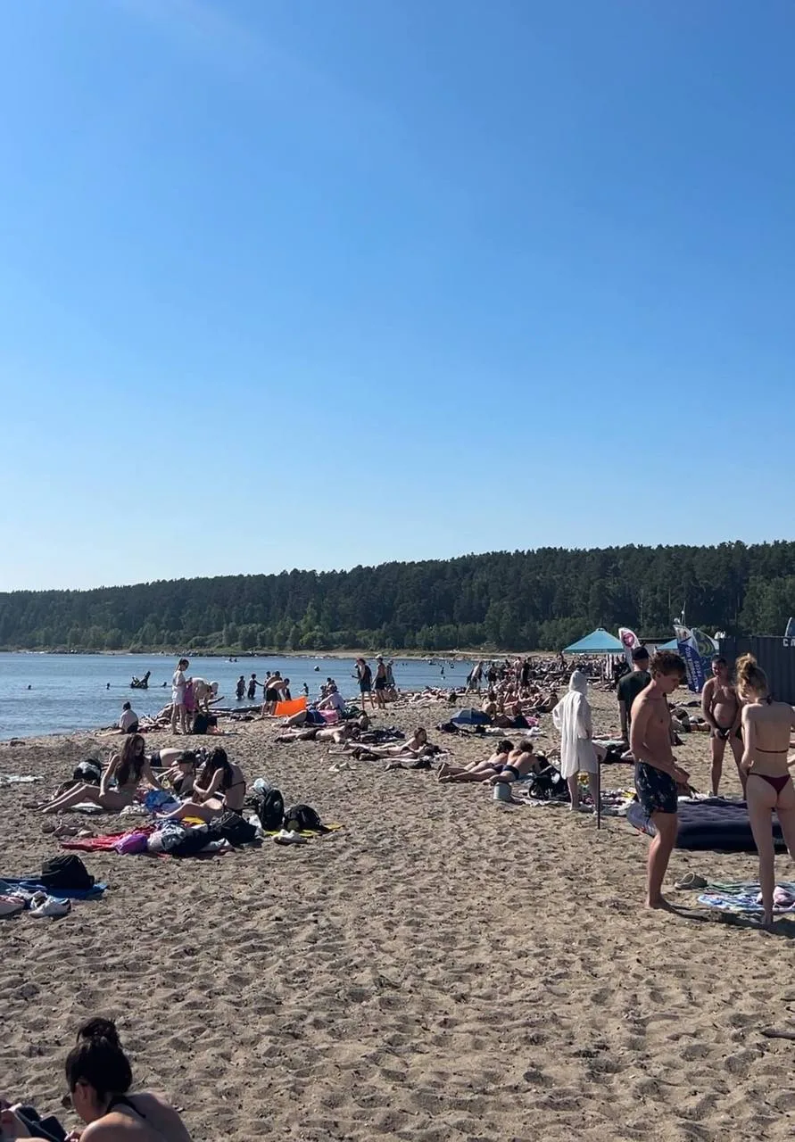 🏖️ В Новосибирске стоит жара, и горожане спасаются на Обском море, устраивая там полноценный летний