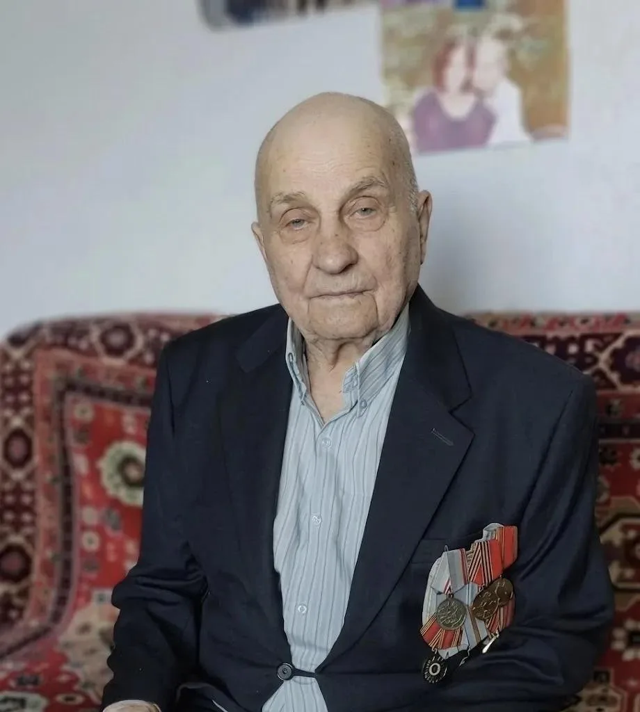 Поздравил с 95-летием труженика тыла Ивана Михайловича Добрякова

Иван Михайлович родился в Бее Ал