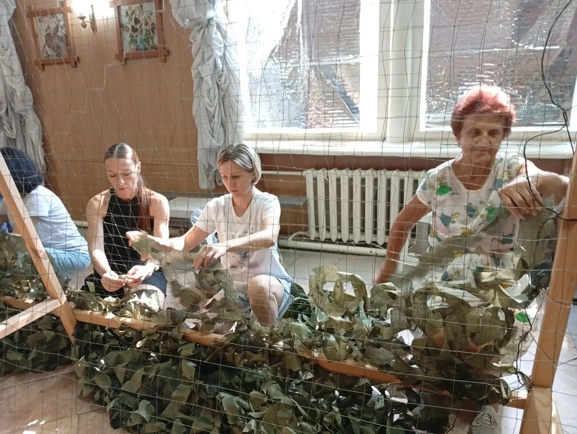 Добровольцы Знаменска сплели новые масксети для наших защитников