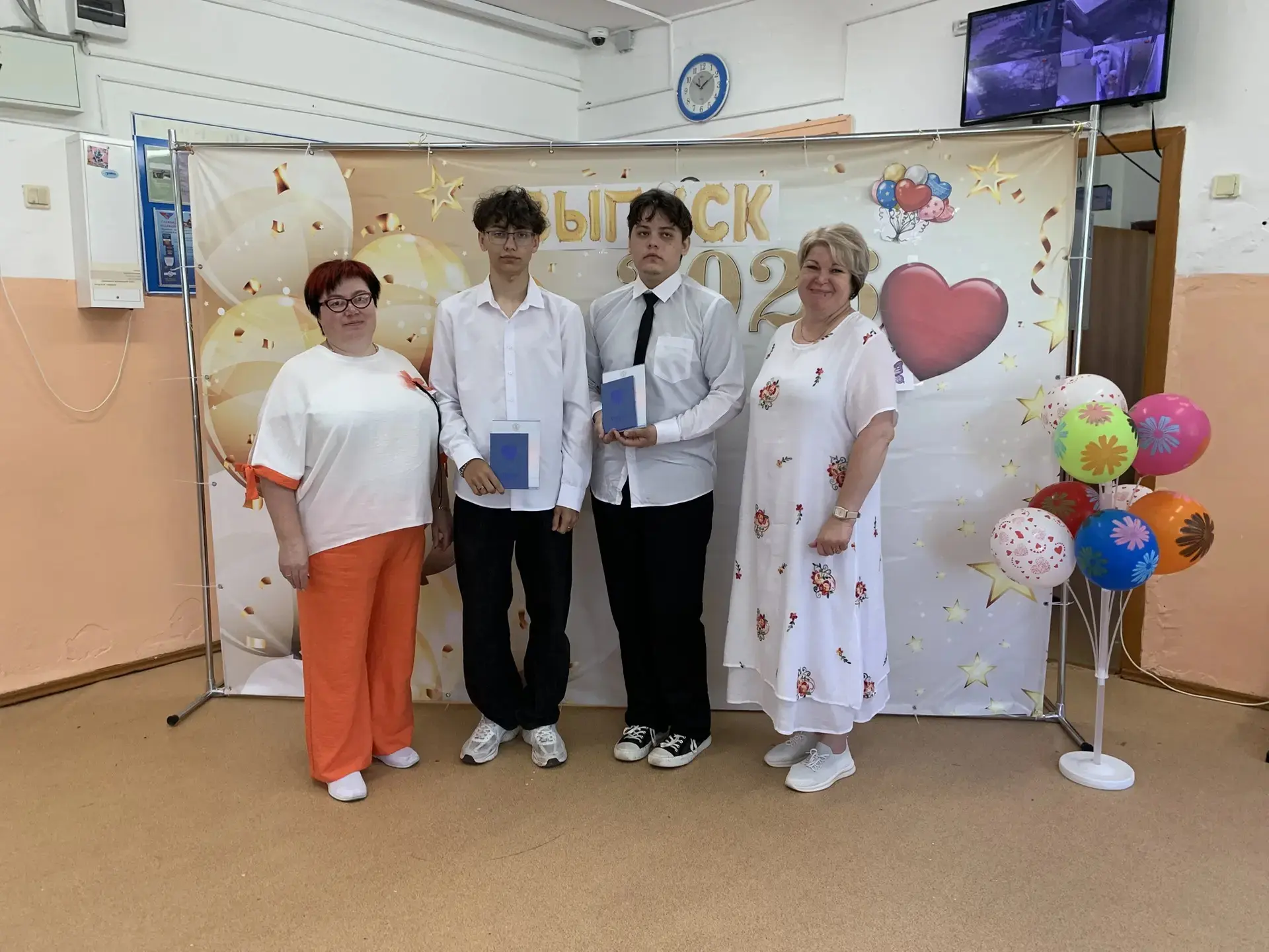 🎓 Сегодня у нас трогательный и немного камерный праздник — выпускной!
Из стен нашей школы выпустили