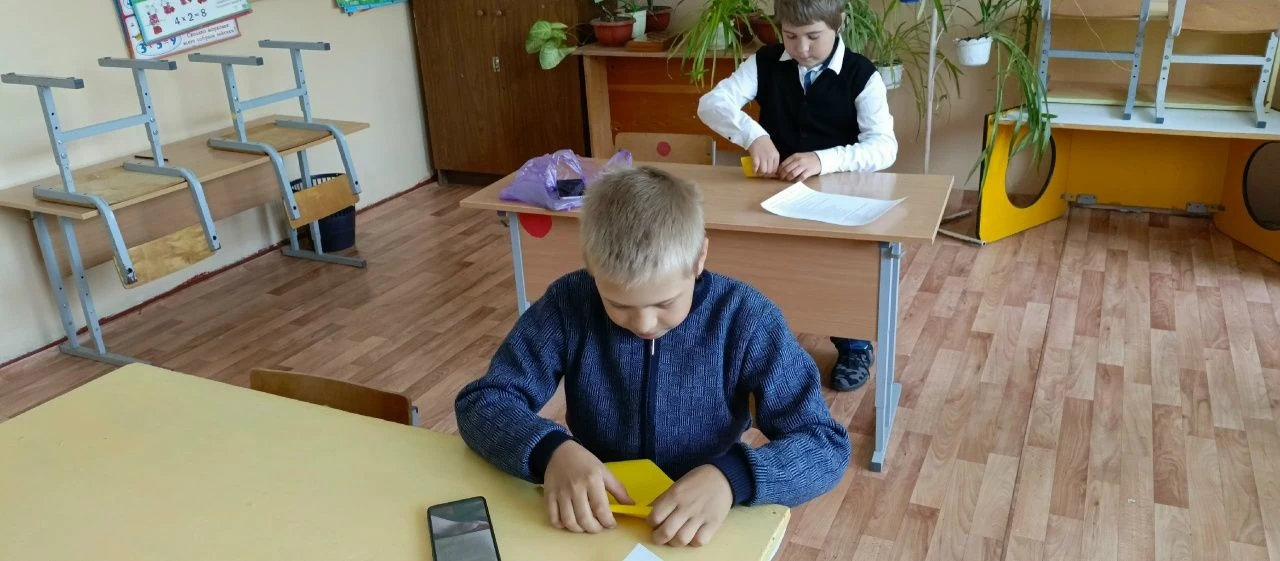Отдельным событием на мероприятии "Последний звонок" стала акция "Самолётик будущего". ...