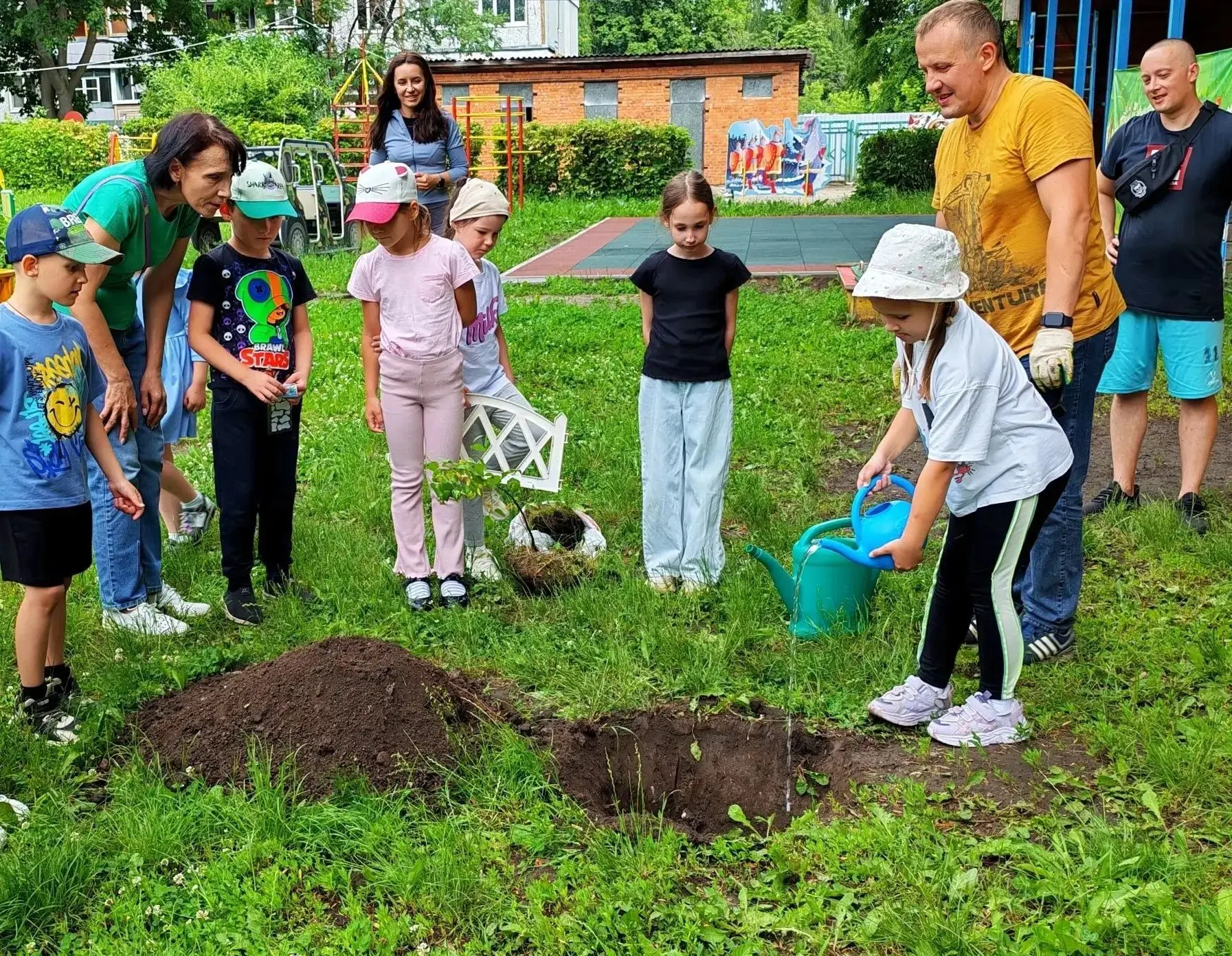 Сегодня заботливые руки детей подготовительной группы "Солнышко " совместно с родителям...