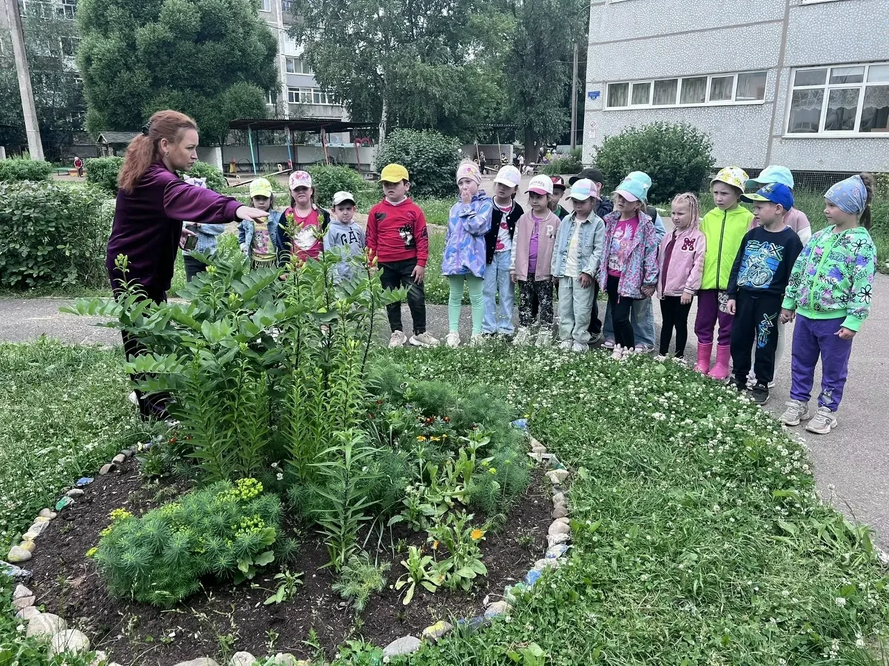 21 июня Международный день цветов.
🌸 Воспитанники группы 7 "Пчелки" отправились на экскурсию на цве