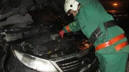 Во дворе воронежского дома загорелся автомобиль