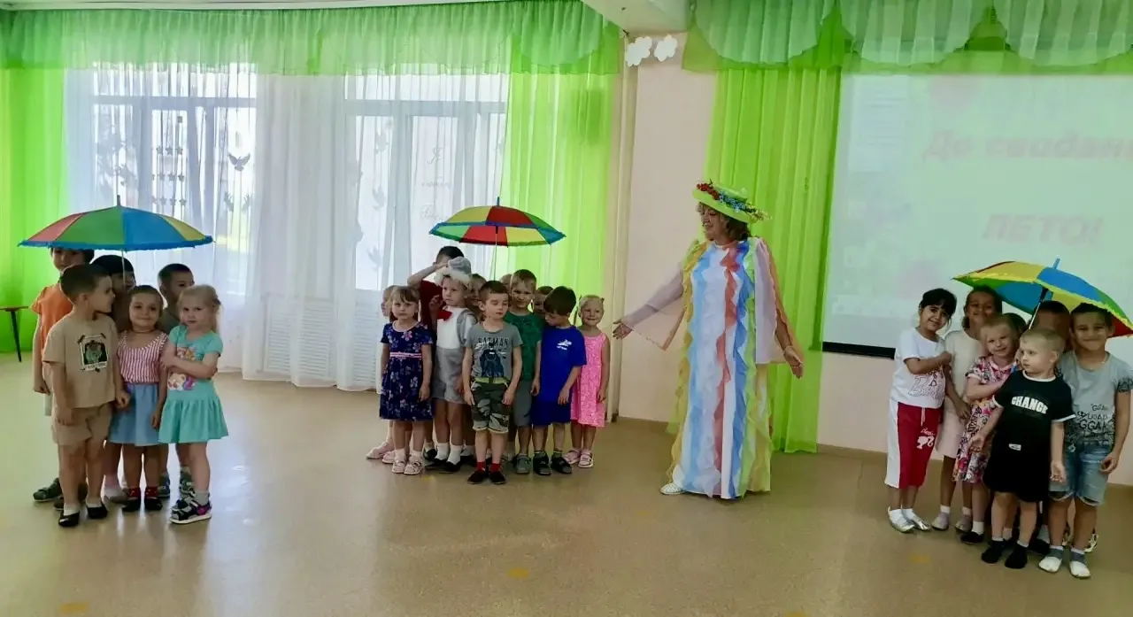 🚂 Паровозик увозит лето: как в нашем саду прошел праздничный день!