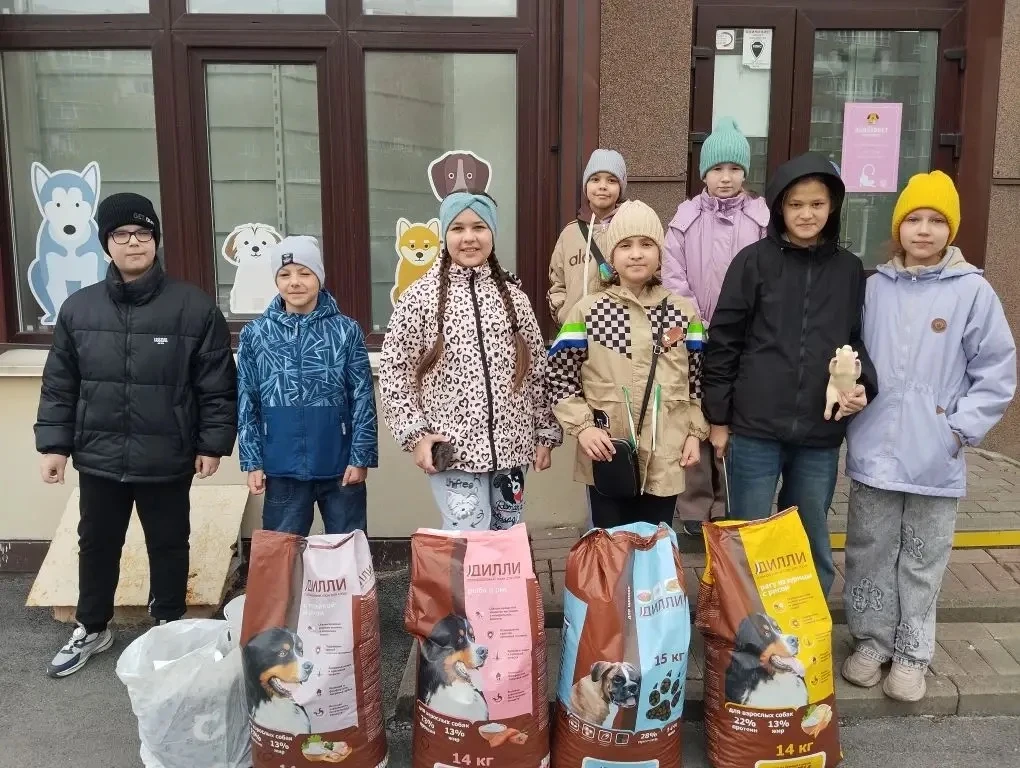 Сегодня ученики 3 ,,В" класса посетили  🦮🐩🐕 приют    ,,Четвероногий ангел". Ребята с родителями прин
