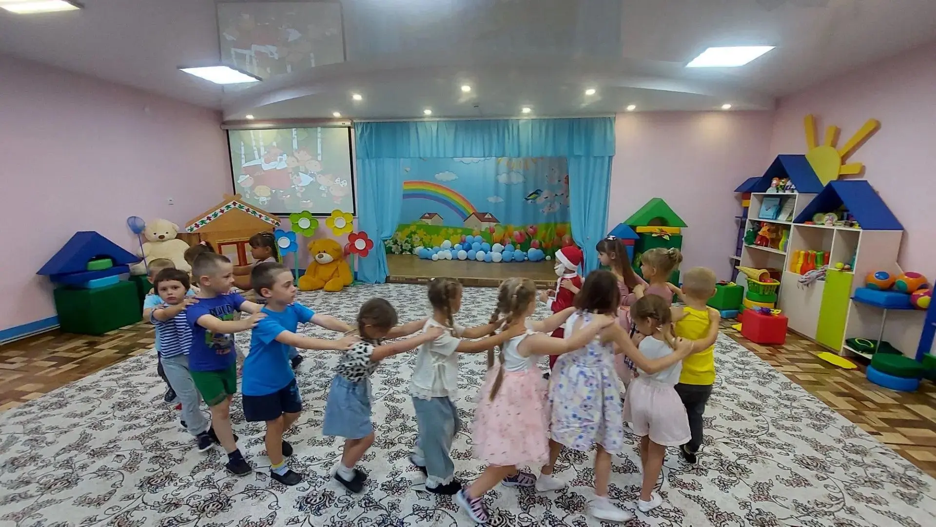 Сегодня воспитанники ГБДОУ ЛНР «Беловодский ясли – сад №3 «Родничок» окунулись в атмосф...