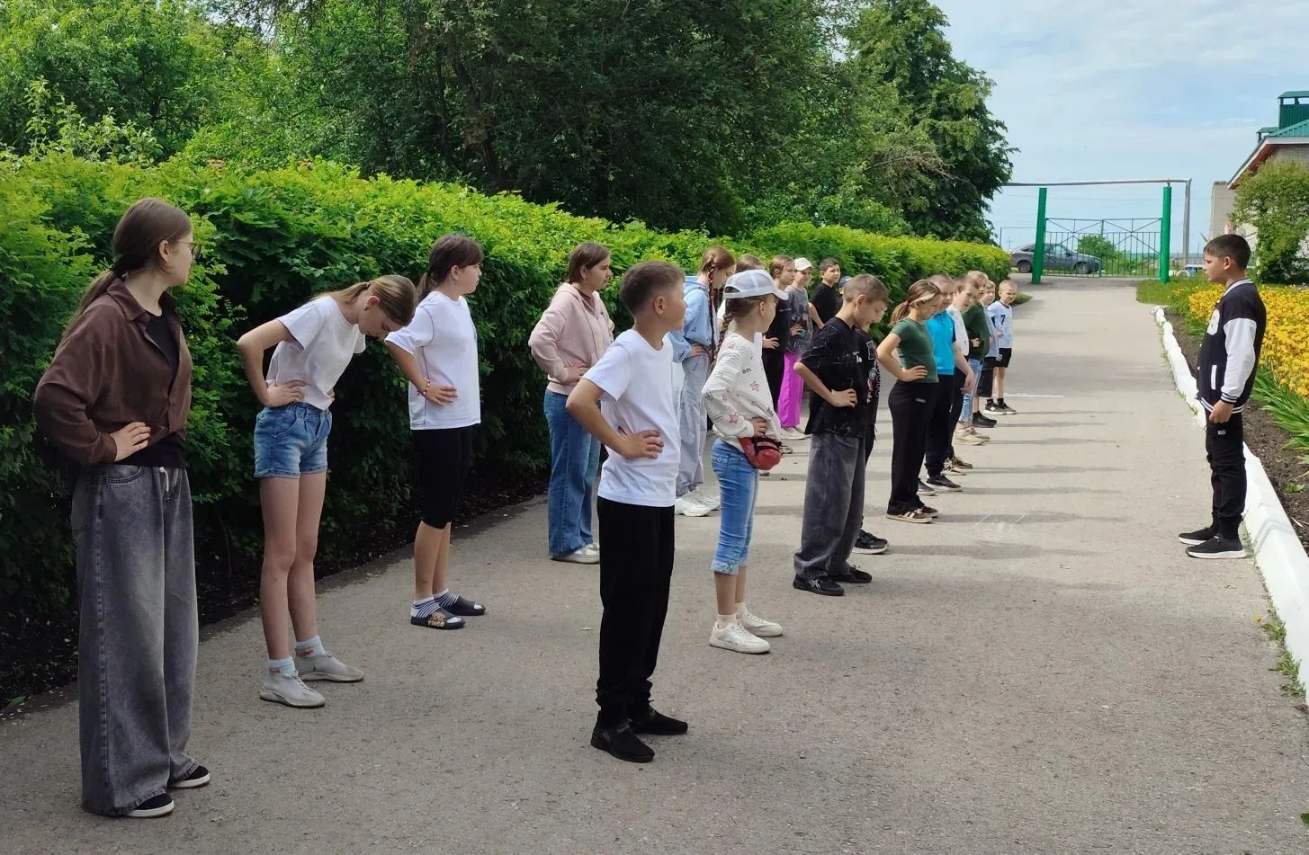 Тринадцатый день в лагере «Весёлый улей» начался, как всегда, с полюбившейся всем зарядки — бодрые м