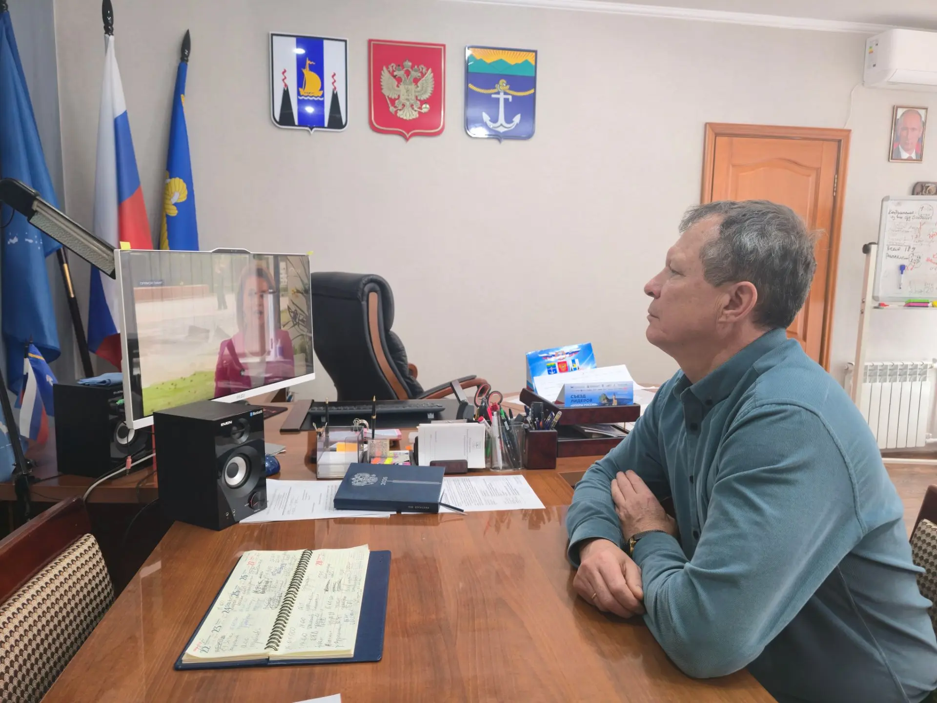 Началась прямая линия губернатора Сахалинской области Валерия Игоревича Лимаренко. В хо...