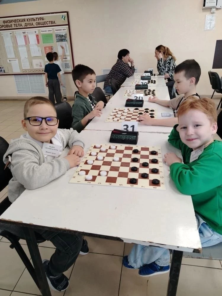 ♟️ Наши юные чемпионы — гордость детского сада!
В Стерлитамаке состоялось первенство по русским шашк