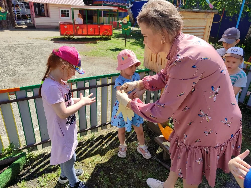 🌱 Огород на подоконнике: 
продолжение... 🌱
Мы с ребятами наконец‑то 
высадили нашу рассаду цветов 