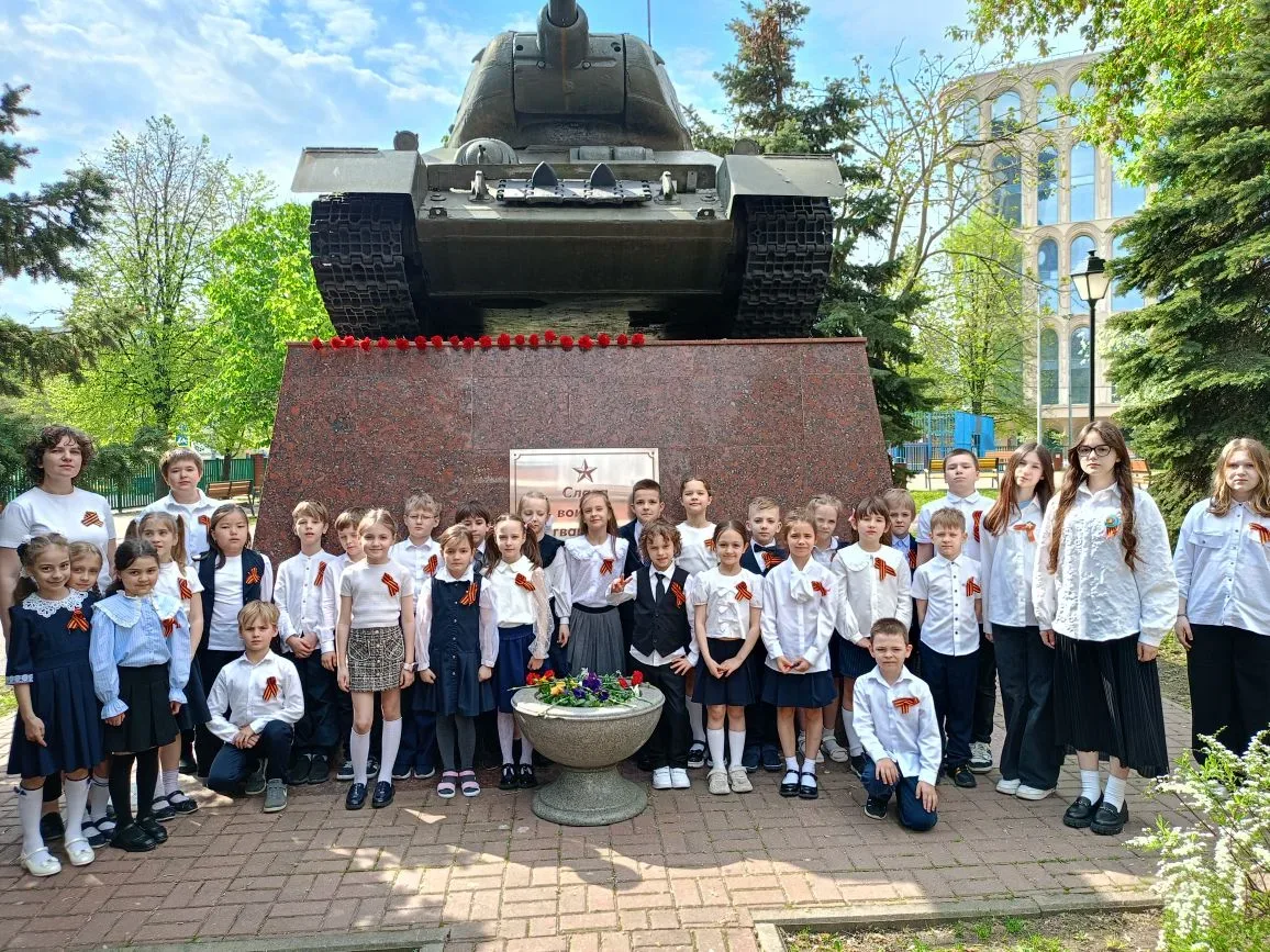 КРАСНЫЕ ГВОЗДИКИ  Дорогие друзья  Сегодня в нашей школе прошла трогательная акция «Красные гвоздики»