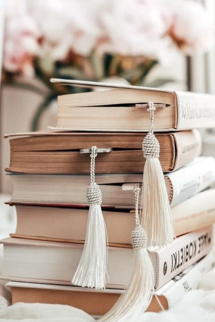 Всегда смотри на часы; делай то, что они делают. Продолжай идти вперед.

💭 Мысли вслух