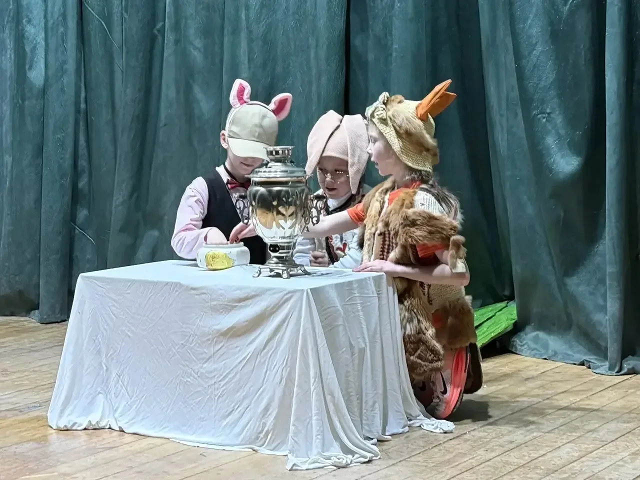 🎭 Браво, первоклассники! Успешная премьера театральной студии «11:30, или Полдвенадцатого»!  👏🎉Поздр