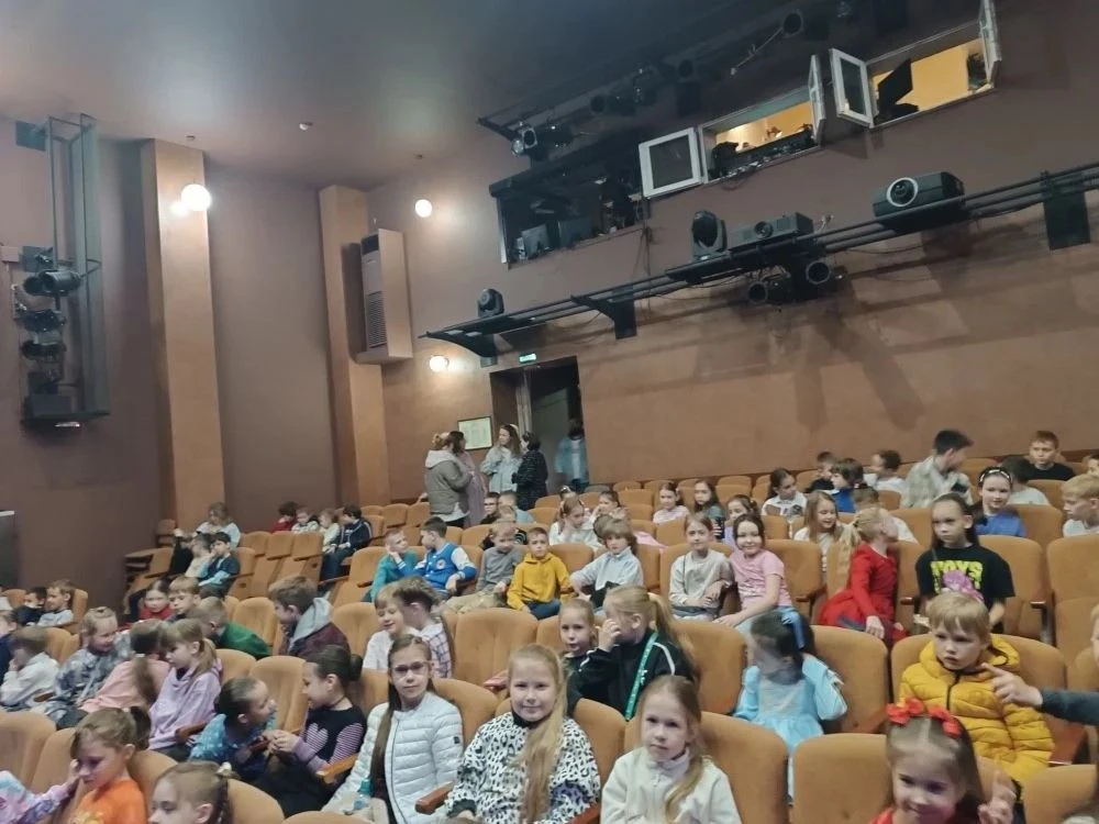 "ВНЕШКОЛЬНЫЕ МЕРОПРИЯТИЯ"🎭🏛🎬🎪  24 апреля в начальной школе был день театра. Ребята 1-А (кл.рук. Суга