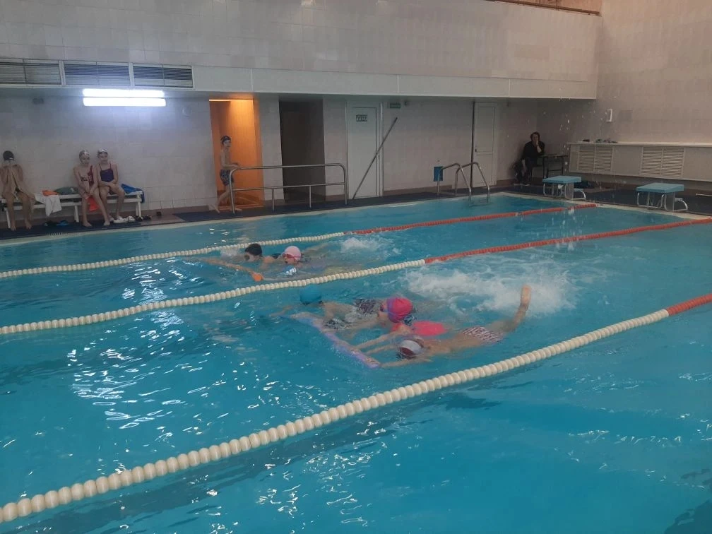 Жаркие баталии в прохладной воде! 🏊‍♂️  19 февраля в нашем школьном бассейне было по-настоящему шумн