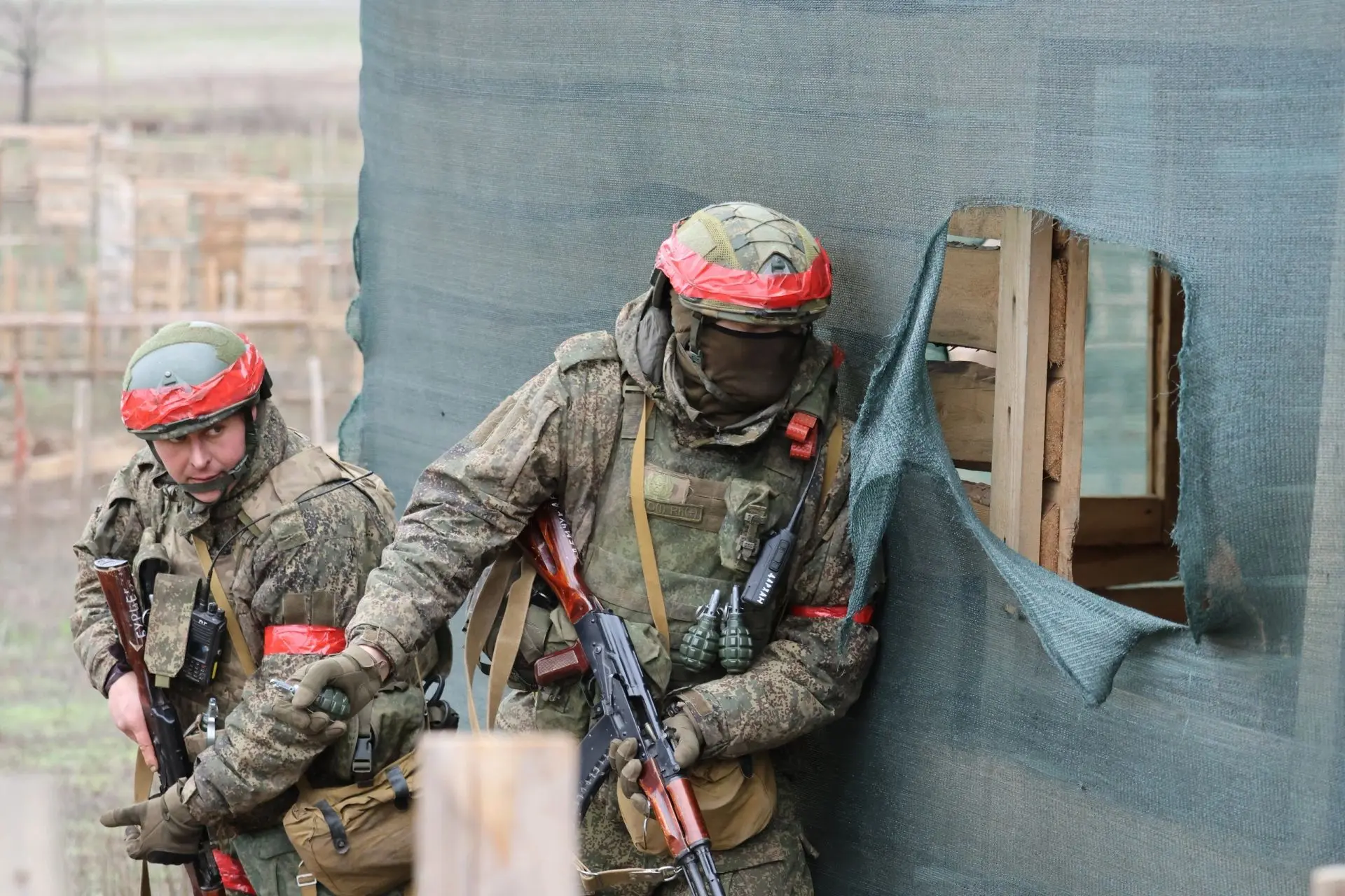 – Применяли проверенный способ: подвешивали к днищу нашего коптера прочный шнур. Замеча...