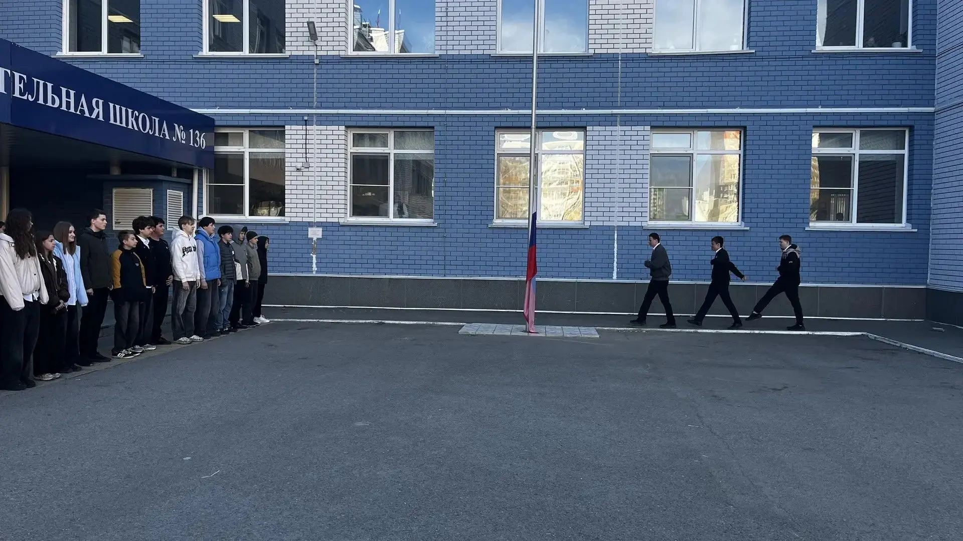 🇷🇺Поднятие Государственного флага РФ и исполнение Гимна - традиция и залог успешной недели! На линей
