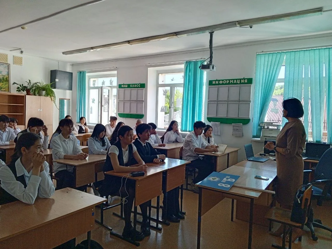 🎓 От выпускницы до директора: вдохновляющая встреча в гимназии!