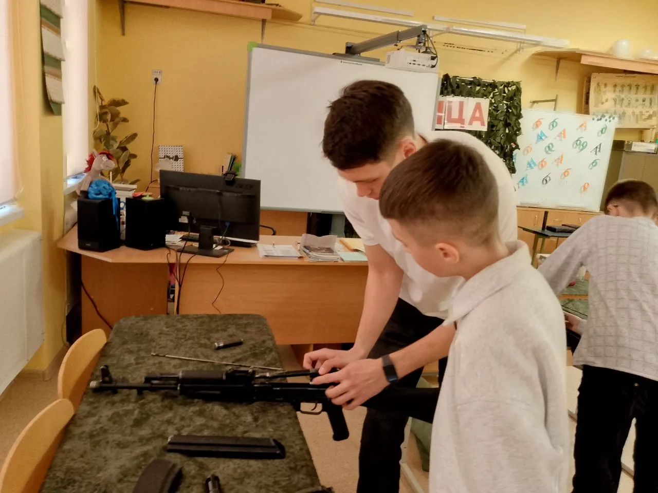 Подготовка к военно -спортивной игре "Зарница 2.0" идёт в МОУ"СОШ 4 им С.П.Королева" полным ходом. В