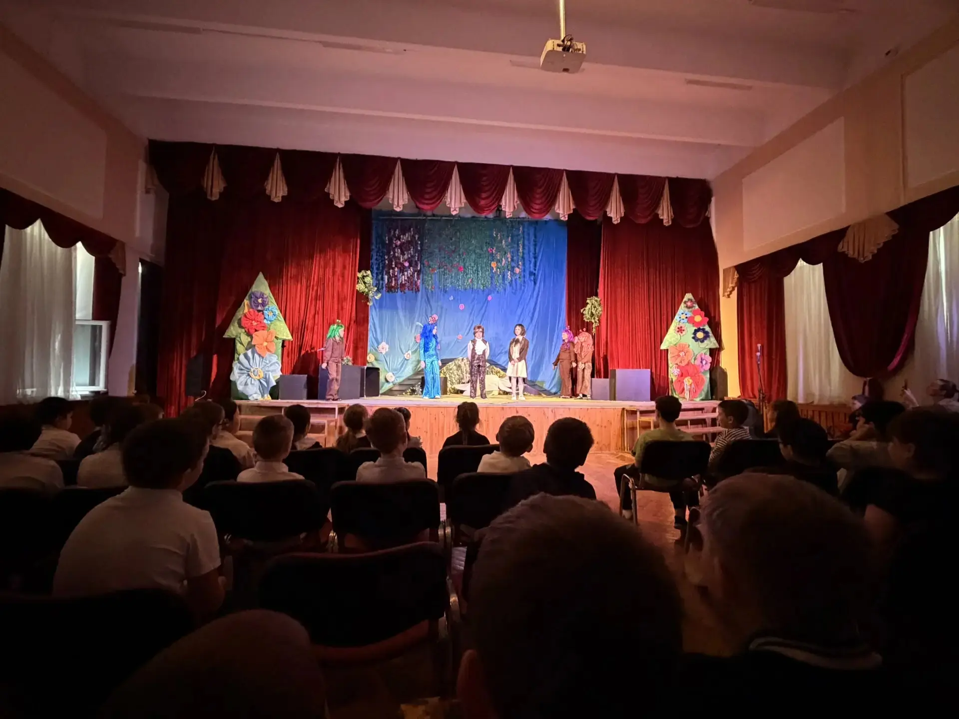 🎭 Первые шаги на сцене: спектакль «Дюймовочка» от театра «Прикосновение»  🦹В последние дни перед кан